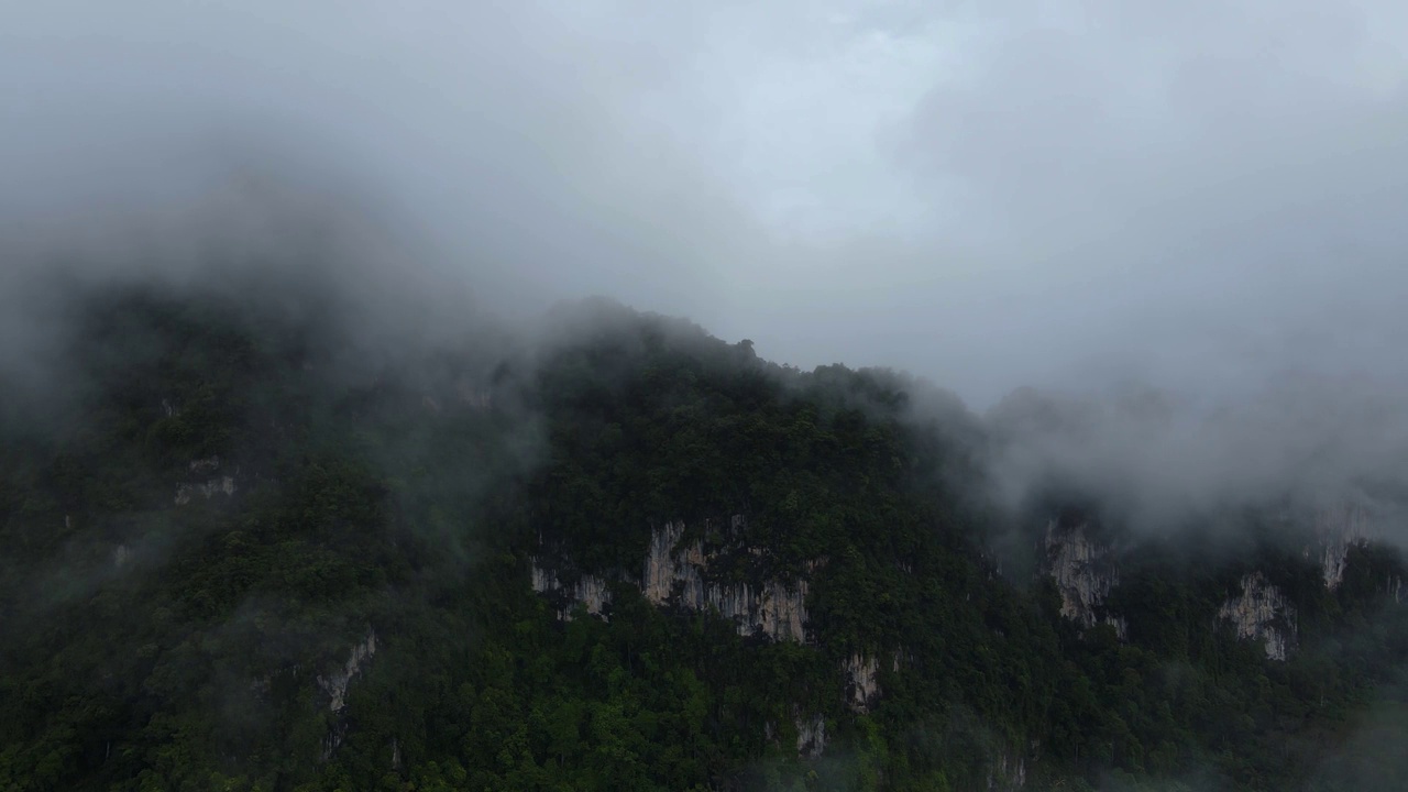 热带气候中的山峰。山脉被雨林覆盖，鸟瞰图。高地，移动视频素材