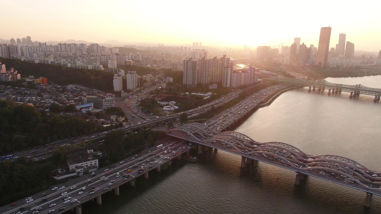 汉城麻浦区永登浦区汉江、盘心、西江大桥、麻浦大桥附近的夕阳视频素材