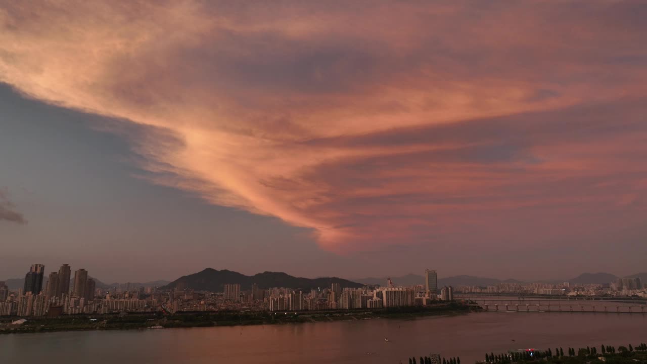 汉江、清潭大桥、永东大桥、奥林匹克高速公路周边的市中心/首尔广津区江南区视频素材