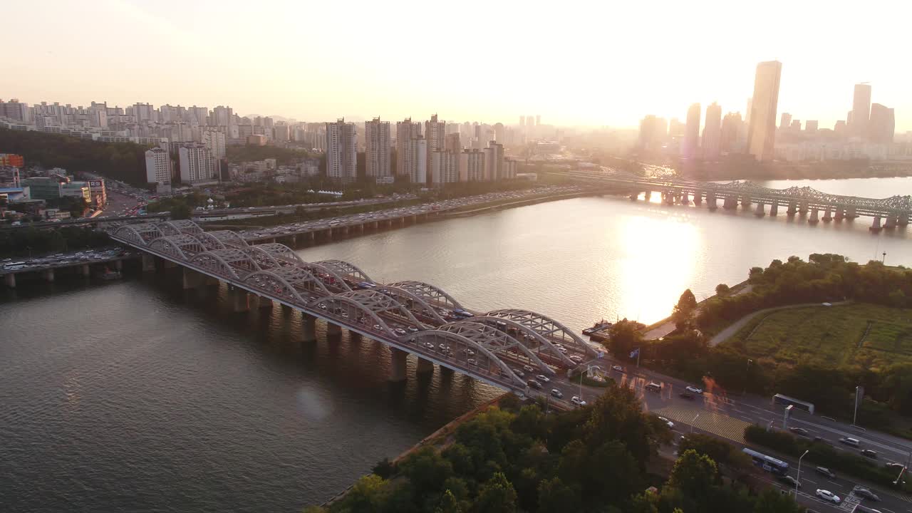 汉城麻浦区永登浦区汉江、盘心、西江大桥、麻浦大桥附近的夕阳视频素材