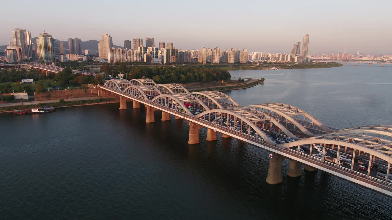 汉城麻浦区永登浦区汉江、盘心、西江大桥、麻浦大桥附近的夕阳视频素材