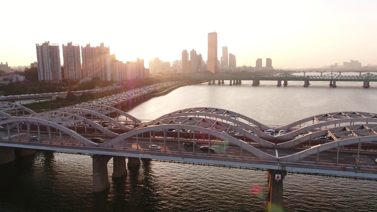 汉城麻浦区永登浦区汉江、盘心、西江大桥、麻浦大桥附近的夕阳视频素材