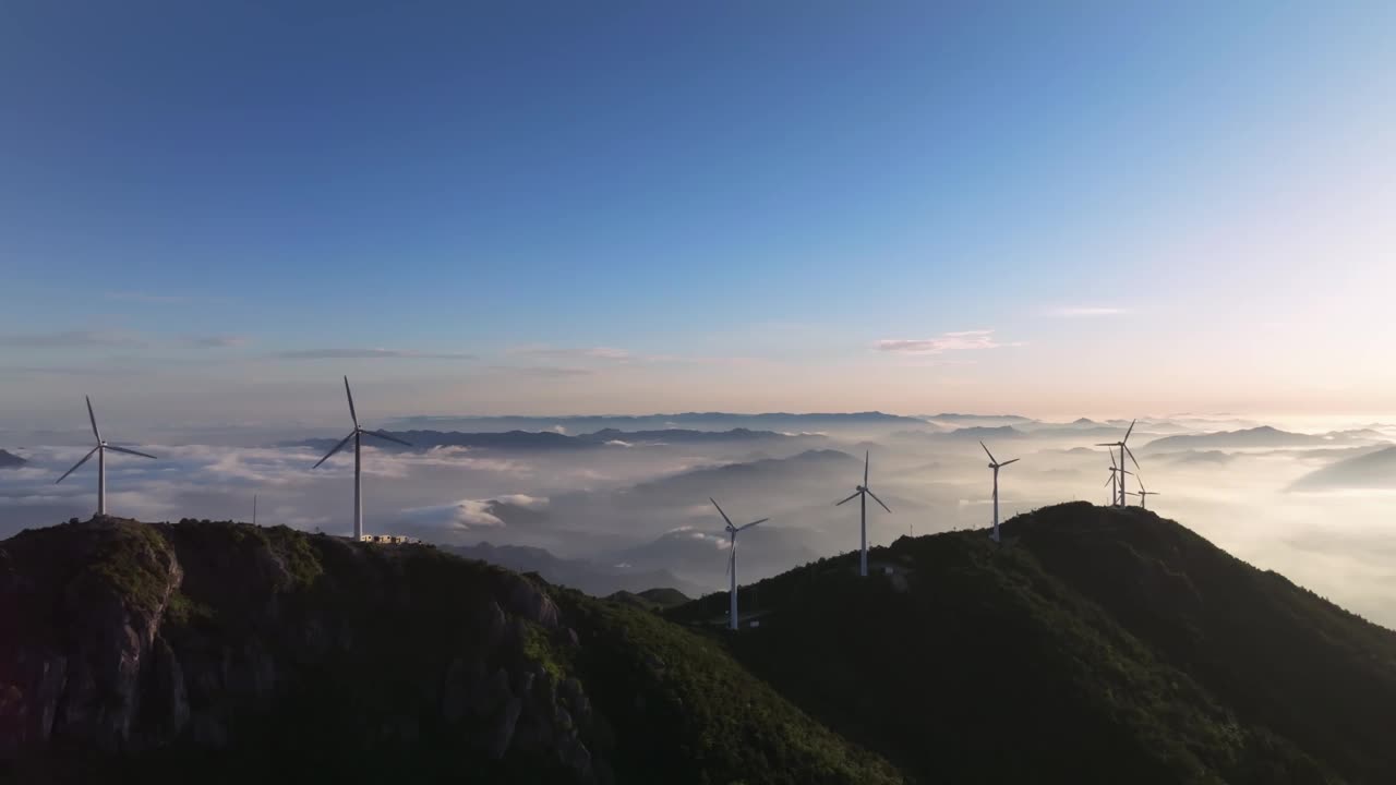 日出时的风力涡轮机视频素材