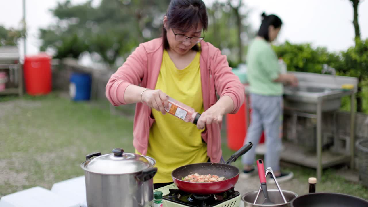 准备晚餐视频素材