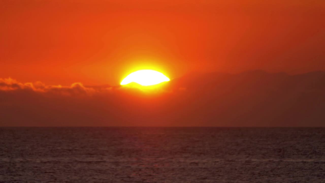 令人惊叹的日落在海洋上-一个迷人的海景显示大自然的美丽在4k慢动作60fps视频素材