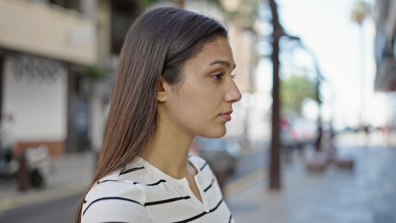 年轻美丽的西班牙女子站在街上，表情严肃视频素材