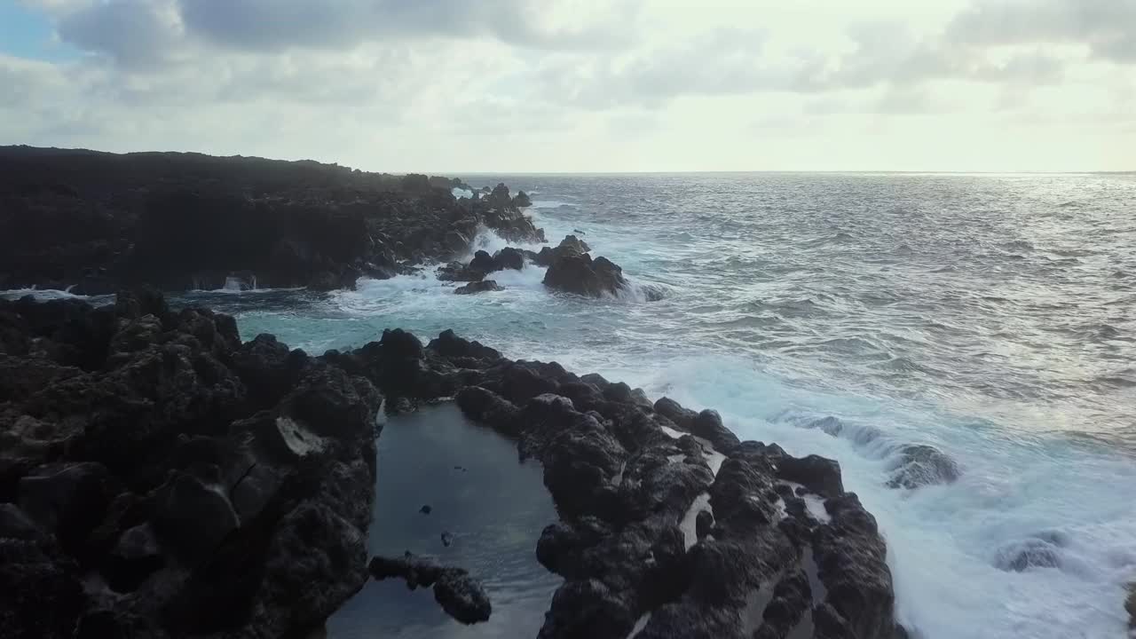 西班牙加那利群岛兰萨罗特岛，海浪拍打着岩石。视频素材