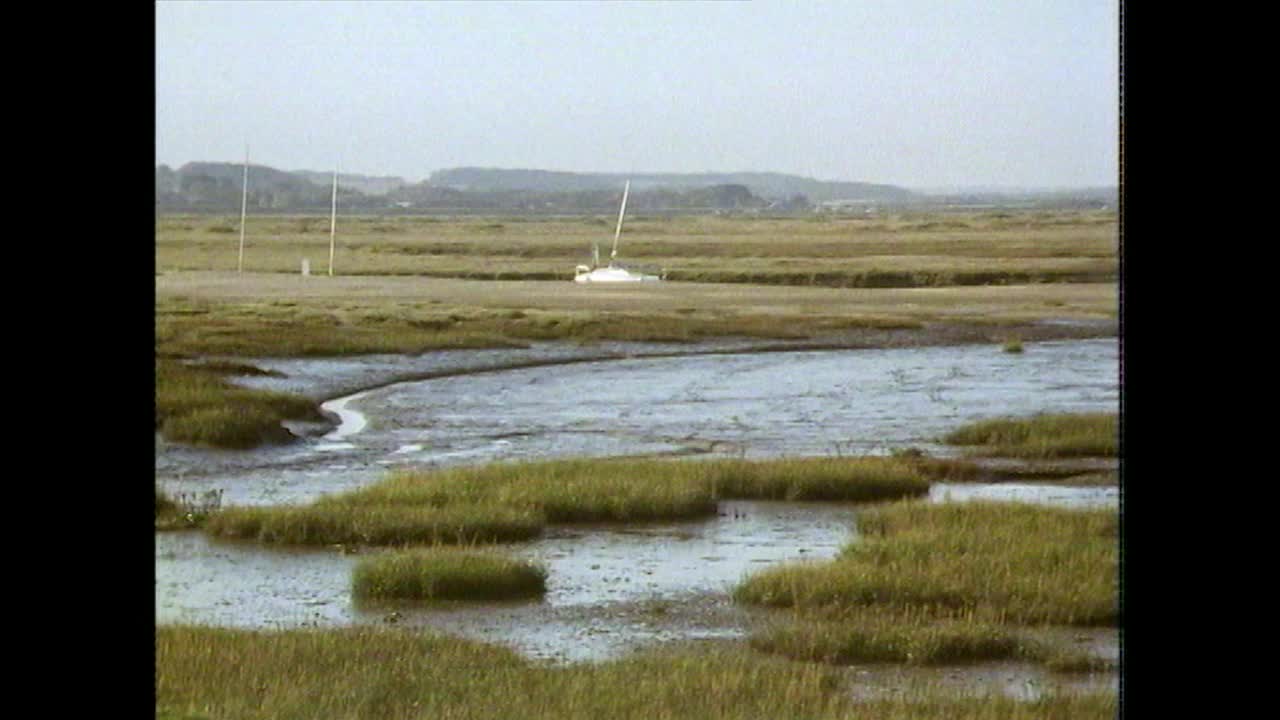 退潮，船只和海鸥在奥尔德堡盐沼，萨福克;1990视频素材