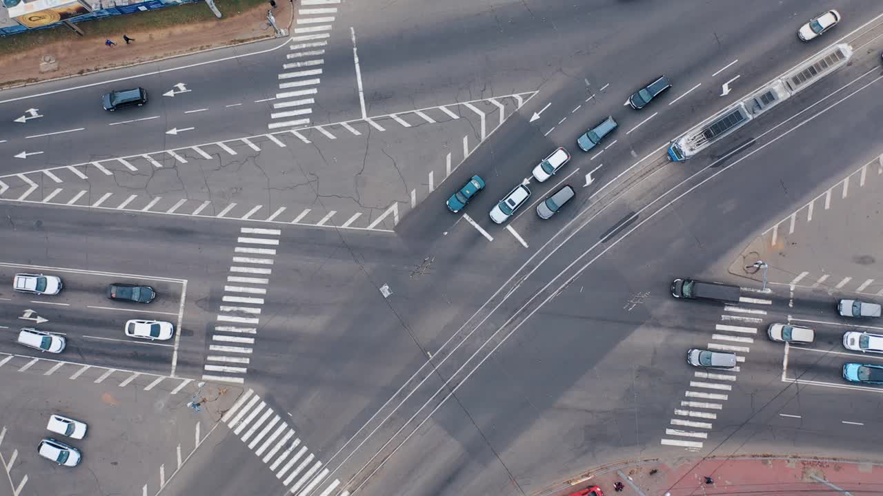 鸟瞰图公路十字路口是道路交通的重要基础设施。视频素材