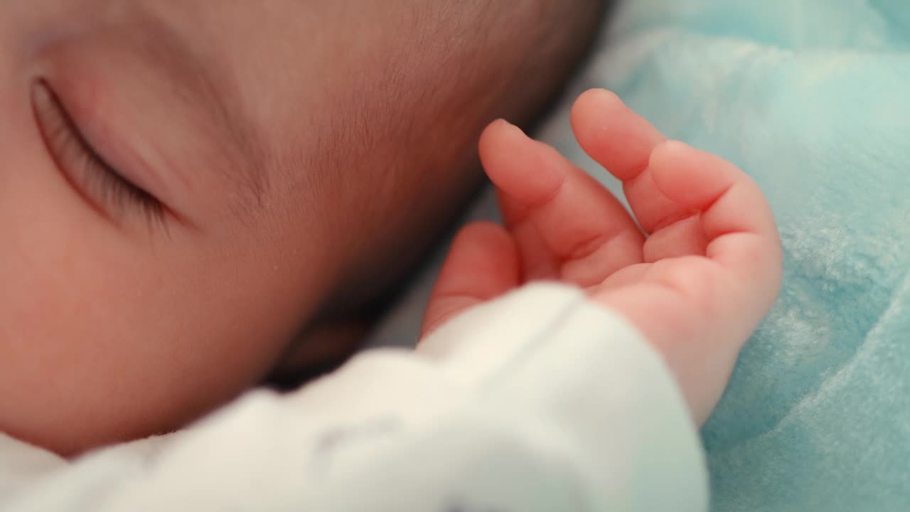 脸，睡眠和婴儿在床上的特写为梦，天真和梦想。平静，午睡和青年与新生婴儿休息在床上的家庭家庭的小，可爱和儿童发展视频素材