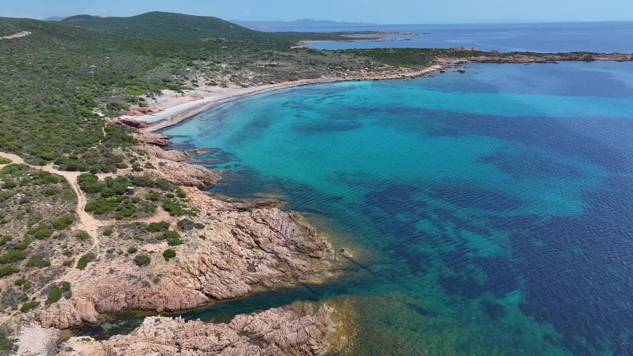 法国科西嘉岛上的多岩石海岸线视频素材