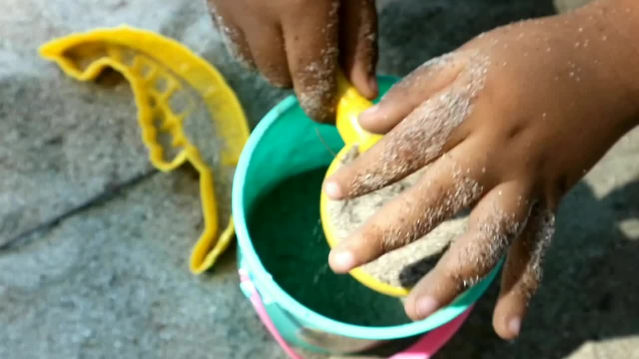 小男孩在沙滩上玩沙子视频素材