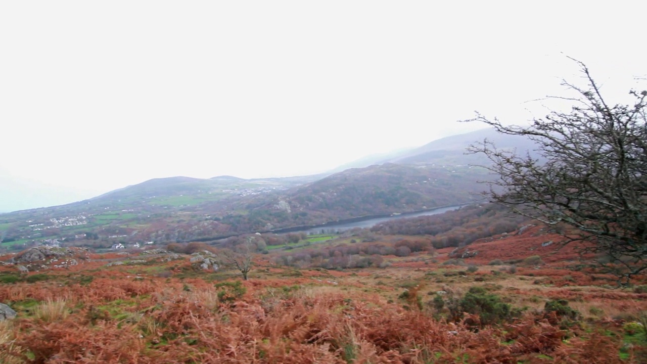 Llanberis和Valley, Snowdonia或Eryri的视频，来自英国北威尔士的山路，景观，秋天或秋天。视频素材