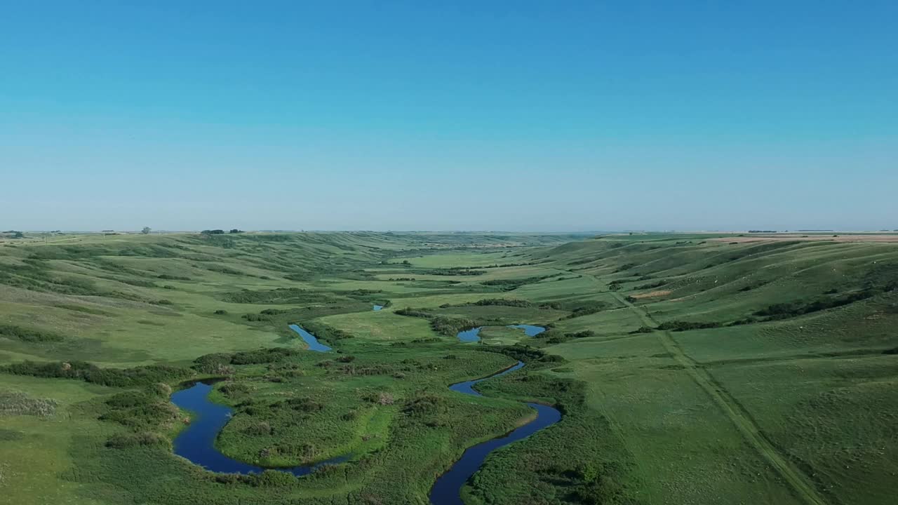 宁静的风景:碧草蓝天的田园视频素材