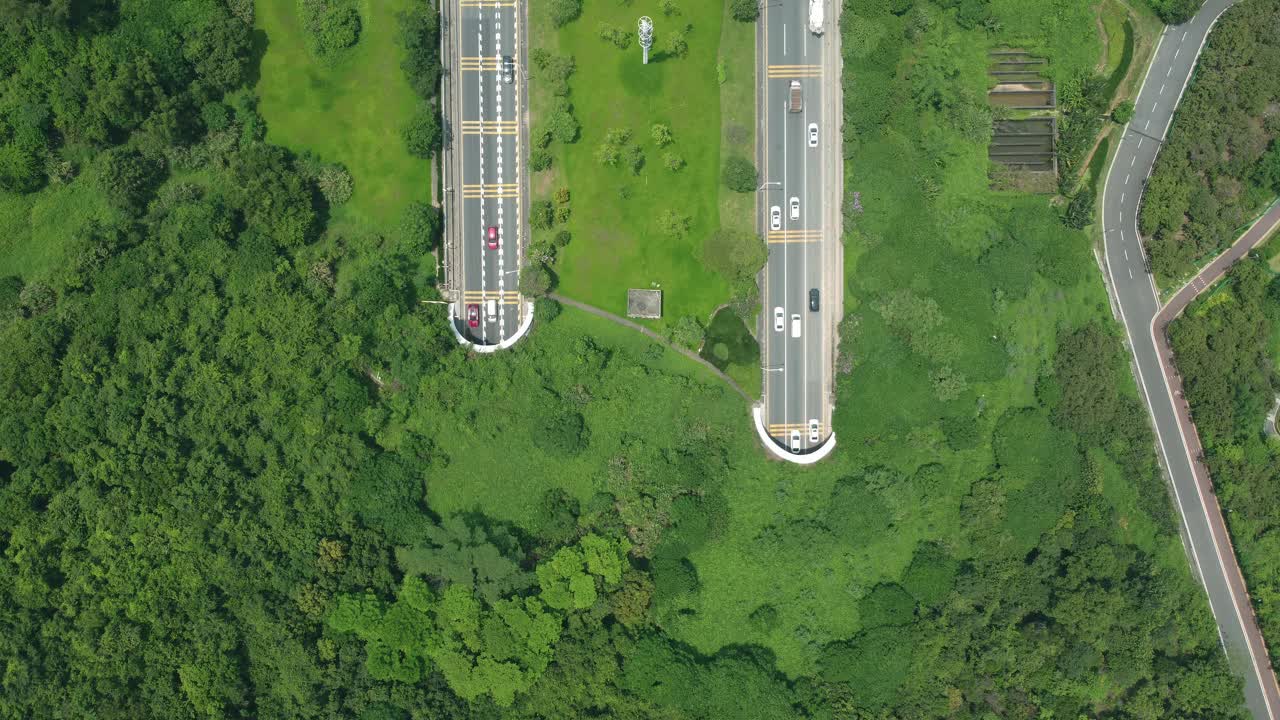 航空摄影公路穿越山脉和森林视频素材