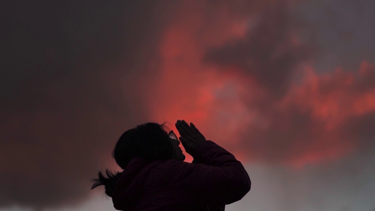 印度妇女在晚上向上帝祈祷的剪影。精神上的印度年轻女子带着希望和信念仰望天空。视频素材