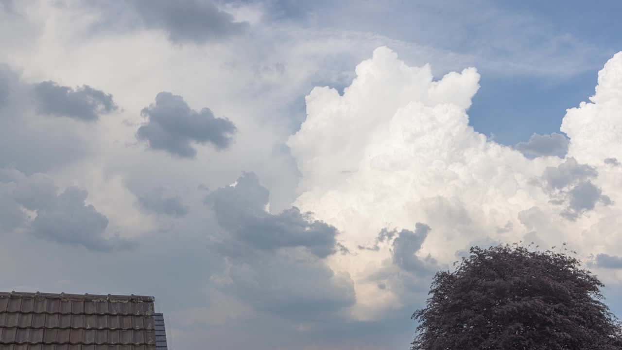 白天一场即将来临的雷暴的积雨云上升的延时录像视频素材