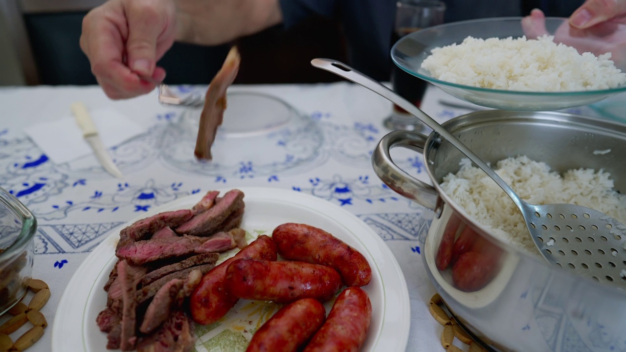 负责上菜的人，中饭时由资深男士手端米饭和肉视频素材