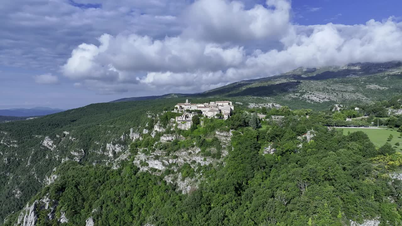 法国滨海阿尔卑斯的古尔东村全景视频素材