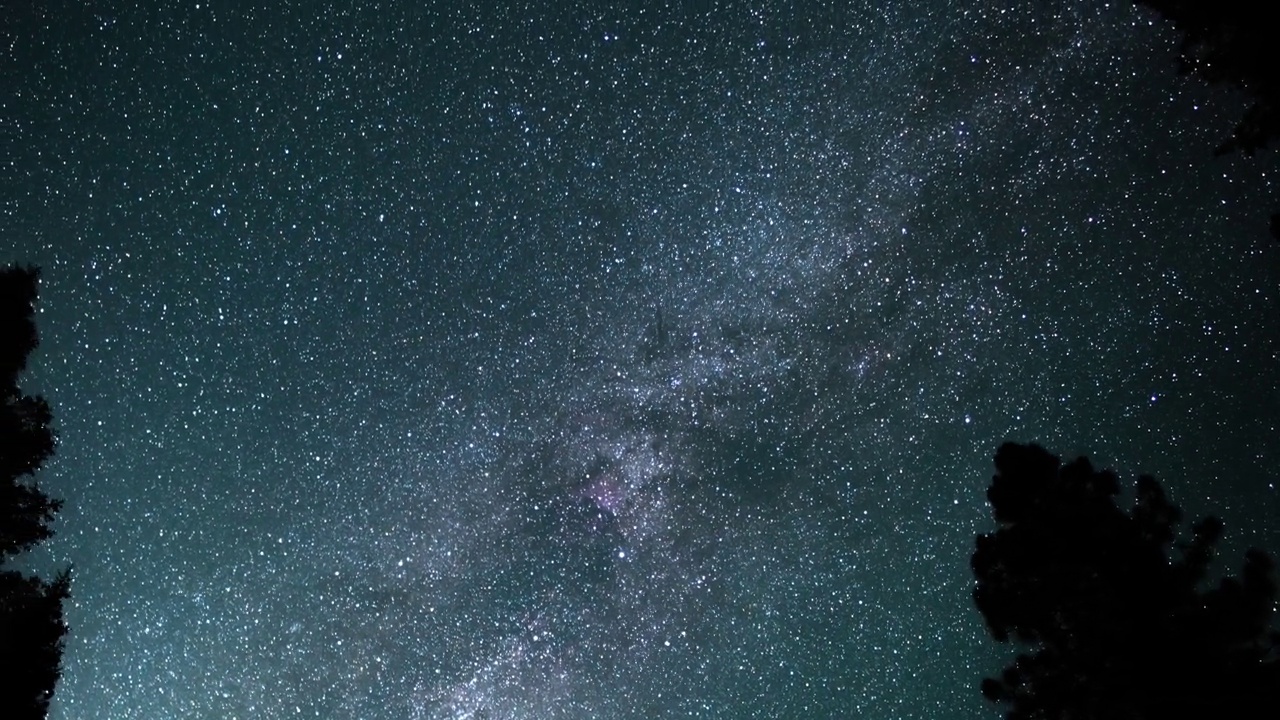 红杉国家公园银河系西南天空英仙座流星雨Pan L内华达山脉美国加利福尼亚州视频素材