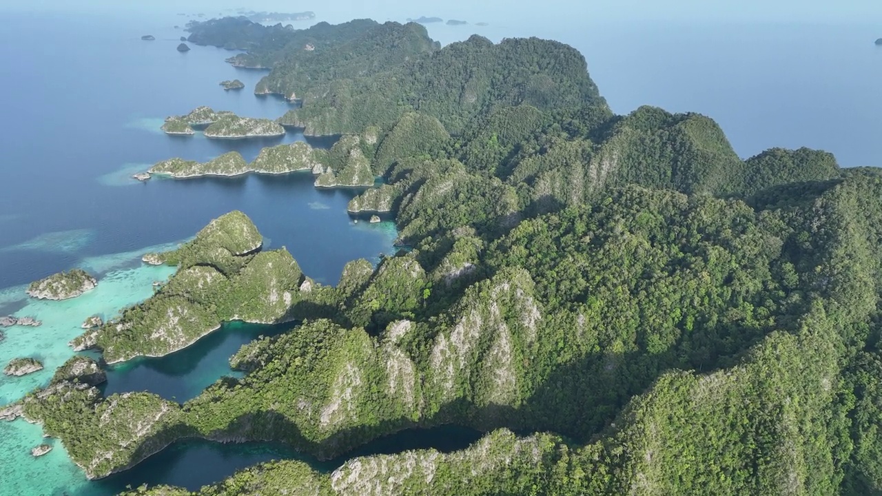 拉贾安帕岛壮观的石灰岩群岛鸟瞰图视频素材