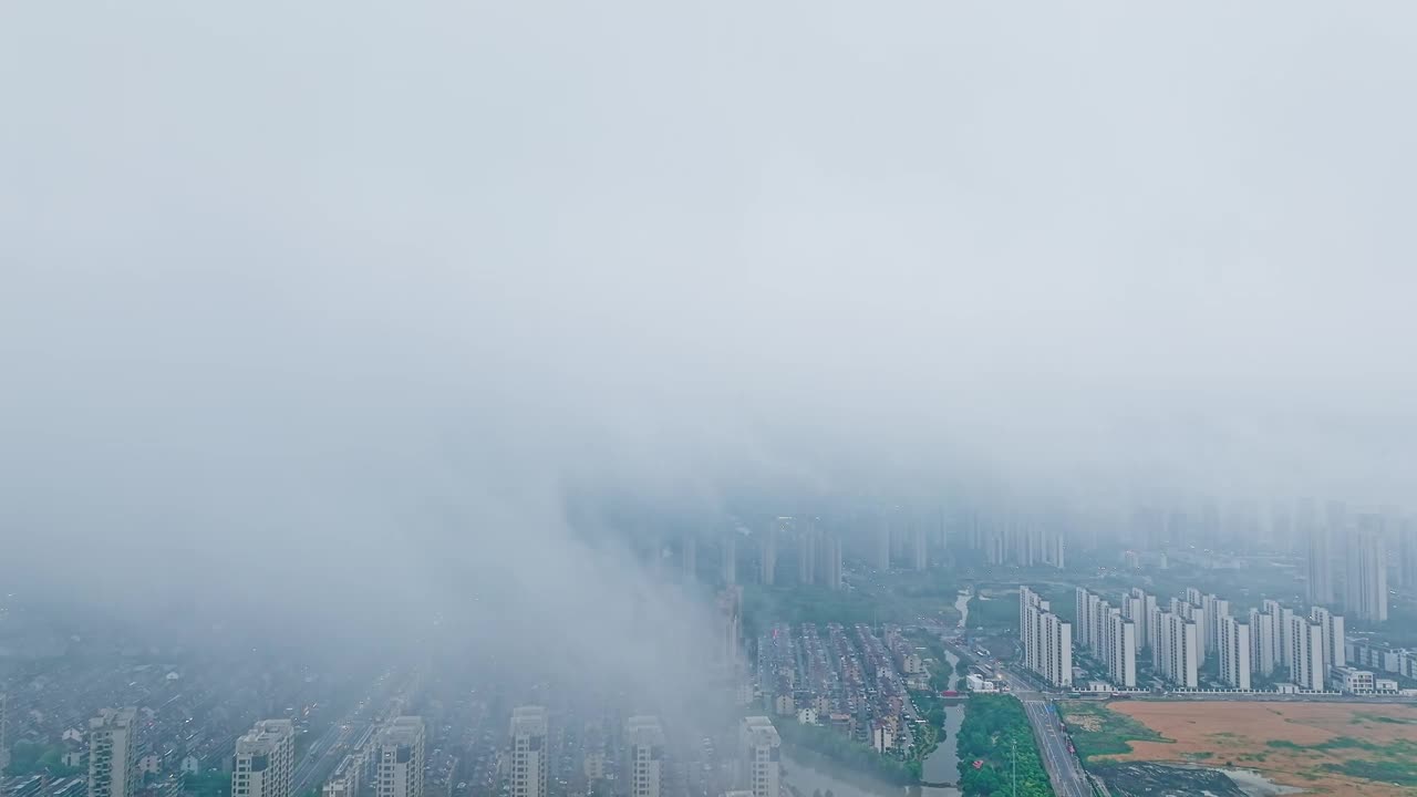 航拍的城市建筑和云景观在暴风雨的日子在浙江，中国视频素材