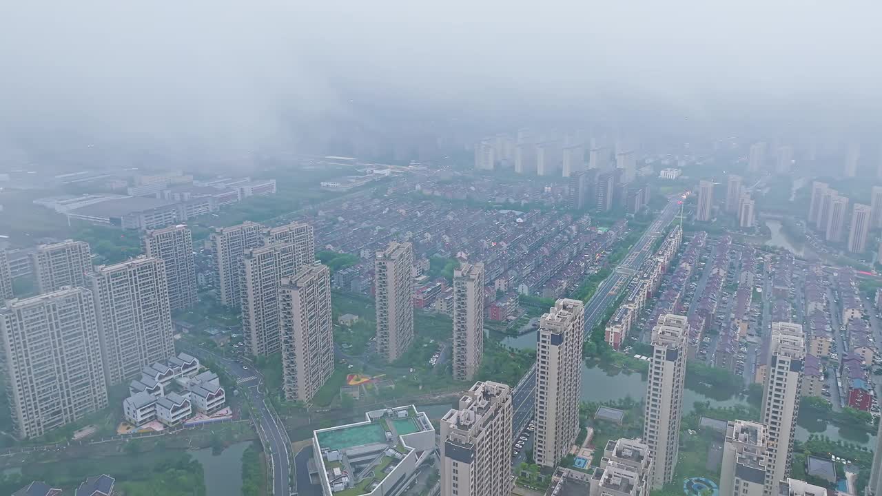 航拍的城市建筑和云景观在暴风雨的日子在浙江，中国视频素材