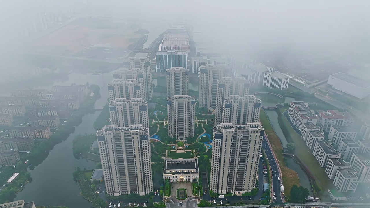 航拍的城市建筑和云景观在暴风雨的日子在浙江，中国视频素材