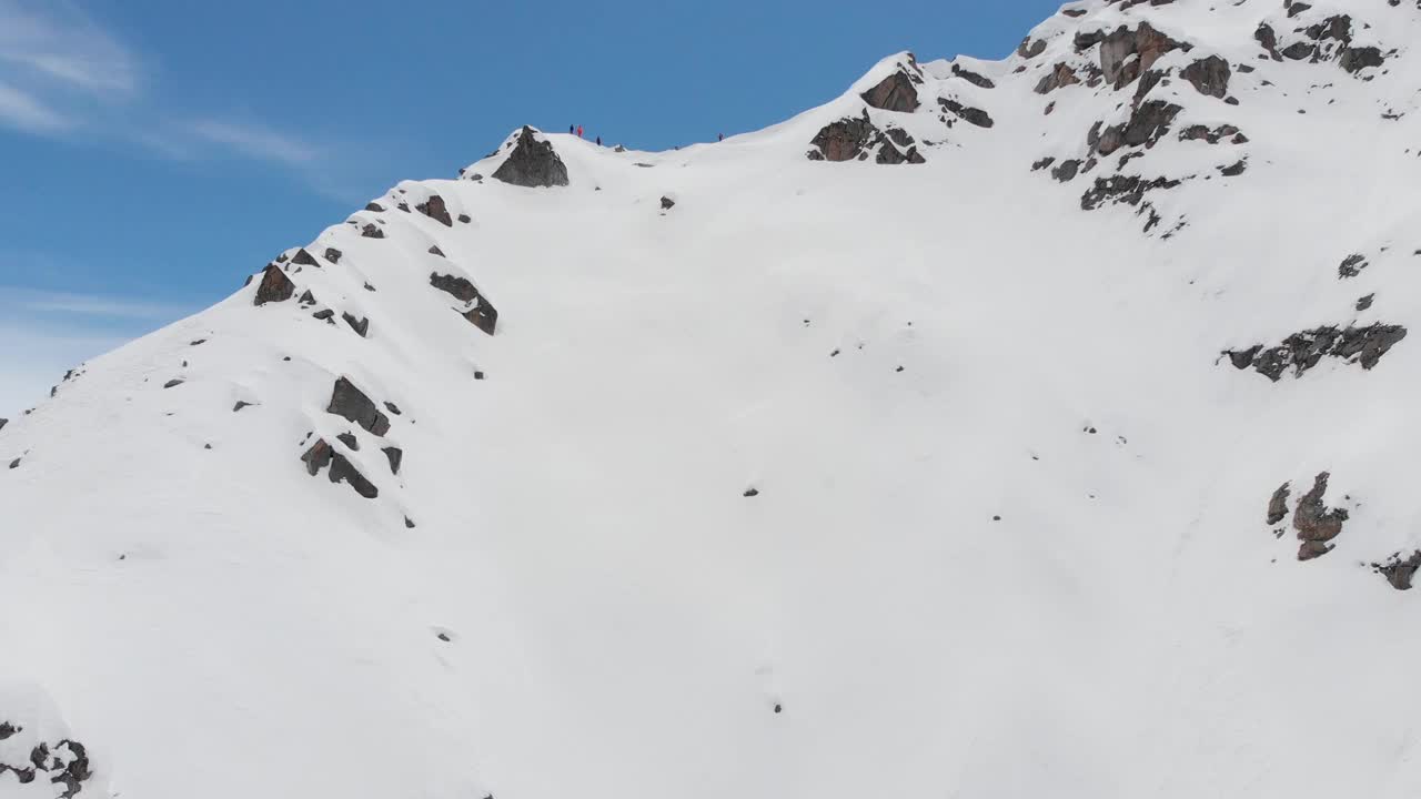 滑雪者站在山顶，探险，空中飞行，史诗般的山脉，寒假，探险视频素材