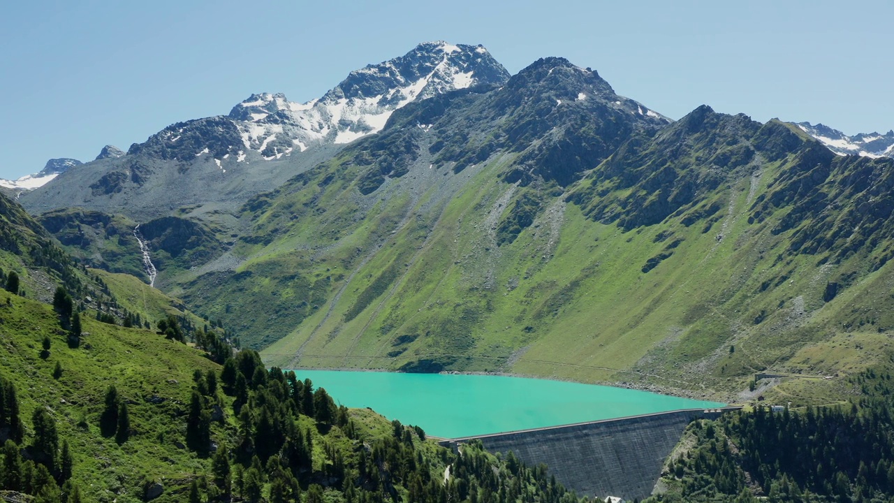 风景场景:Lac du Vieux Emosson绿松石湖和瑞士山脉，用于壁纸视频素材