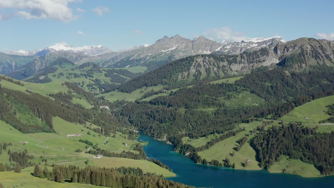 植被范围的景观视图，Lac du Vieux Emosson湖在瑞士，为壁纸视频素材