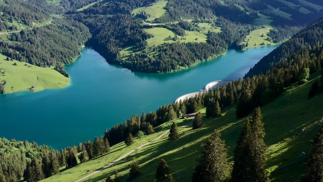 风景场景:Lac du Vieux Emosson绿松石湖和瑞士山脉，用于壁纸视频素材