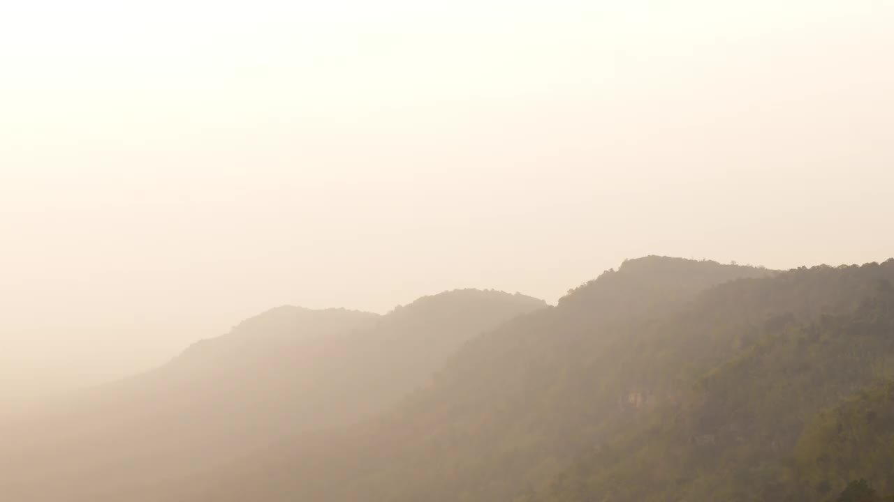 清晨的太阳烟雾笼罩山峰，概念自然场景的背景。视频素材