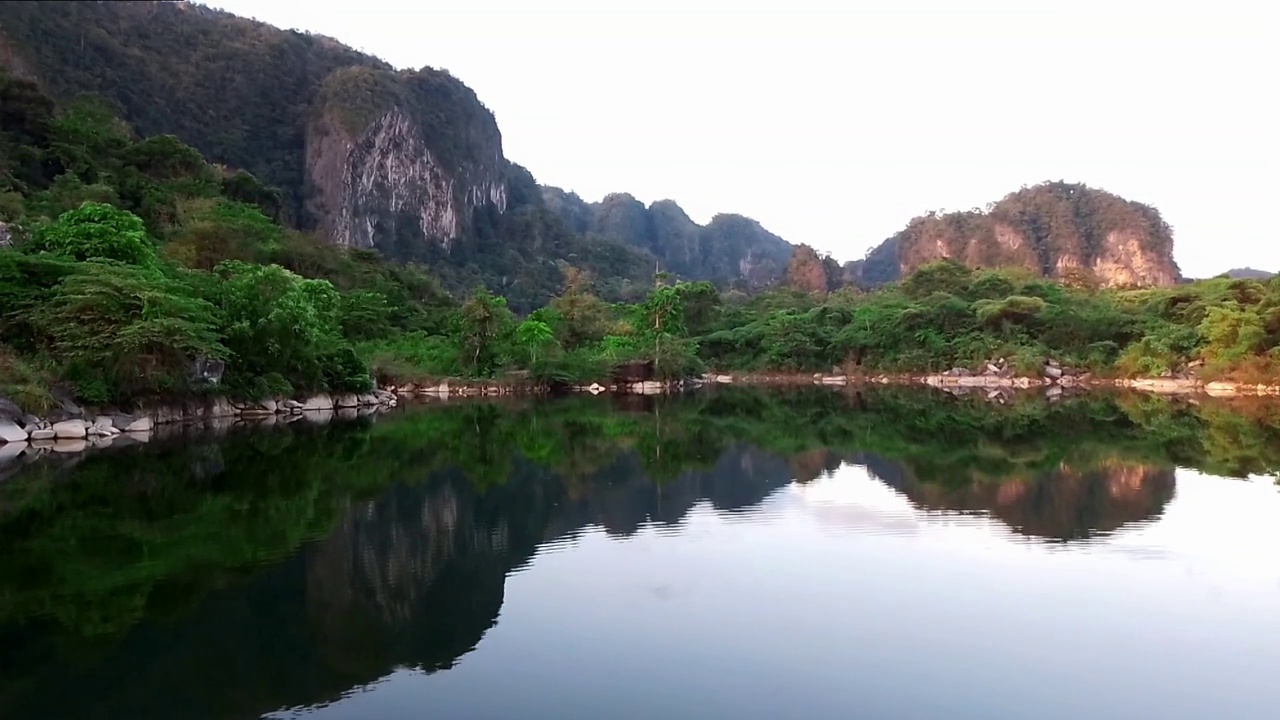 一个废弃的大理石工厂里的人工湖，倒影美丽，令人惊叹。它位于印度尼西亚南苏拉威西岛的马洛斯。视频下载