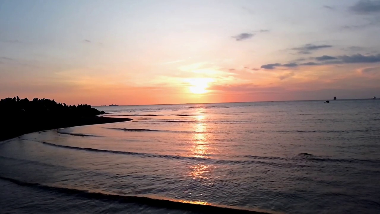 在印尼望加锡的Tanjung Layar Putih海滩，美丽的日落。太阳绕了一圈。所以橙色!视频素材