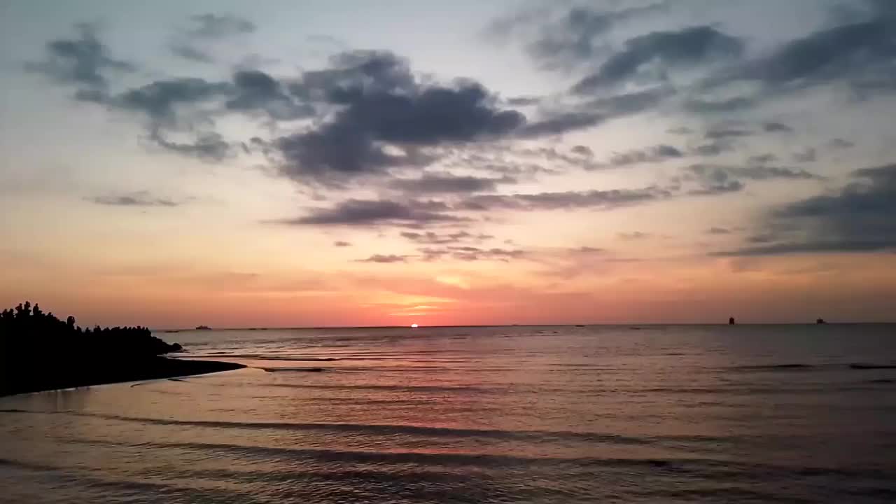 在印尼望加锡的Tanjung Layar Putih海滩，美丽的日落。太阳绕了一圈。所以橙色!视频素材