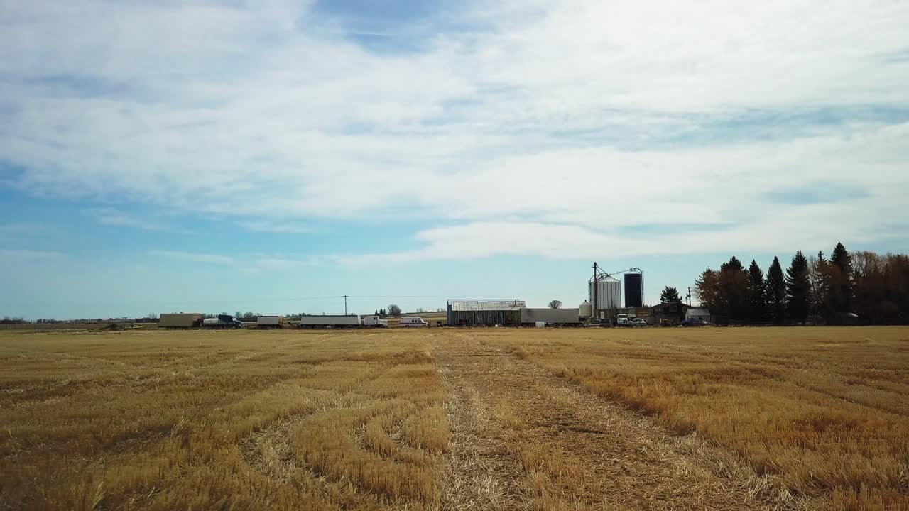 在晴朗的日子里，空中拍摄的筒仓和工业在蒙大拿州比林斯视频素材