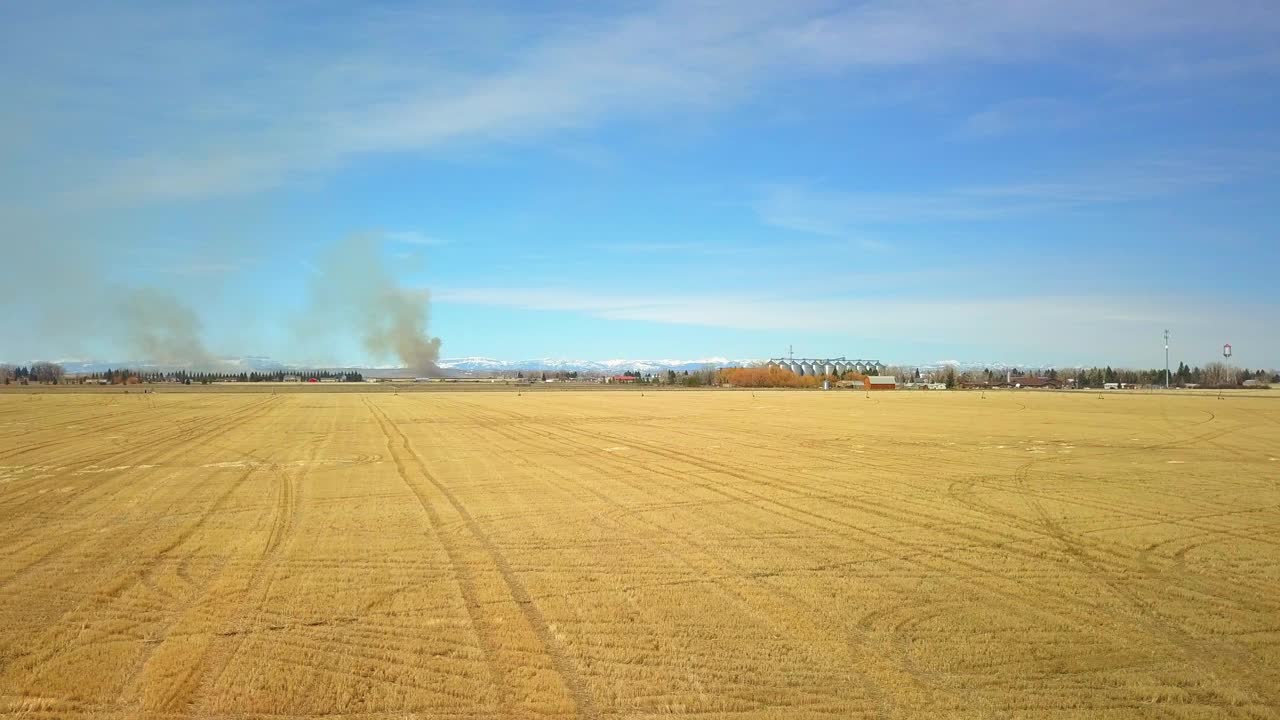 空中拍摄的田园诗般的乡村景观，无人机在蒙大拿州比林斯的田野上向前飞行视频素材