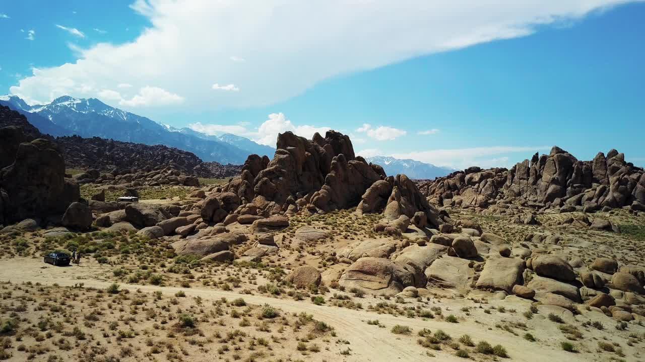 空中拍摄的岩层对天空，无人机飞越景观-阿拉巴马山，加利福尼亚州视频素材