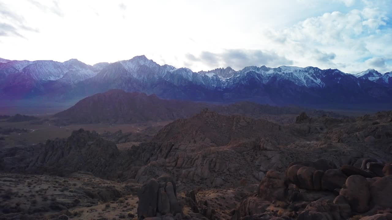 空中拍摄岩层对夕阳天空，无人机飞越景观-阿拉巴马山，加利福尼亚州视频素材