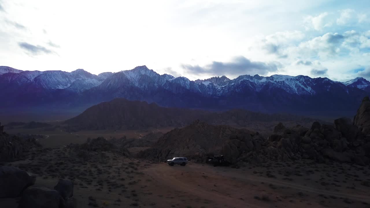 空中拍摄的车辆停在岩层对天空，无人机平移景观在日落期间-阿拉巴马山，加利福尼亚州视频素材