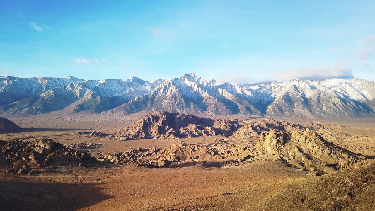 空中向前拍摄的风景山对天空，无人机降落在岩石景观-阿拉巴马山，加利福尼亚州视频素材