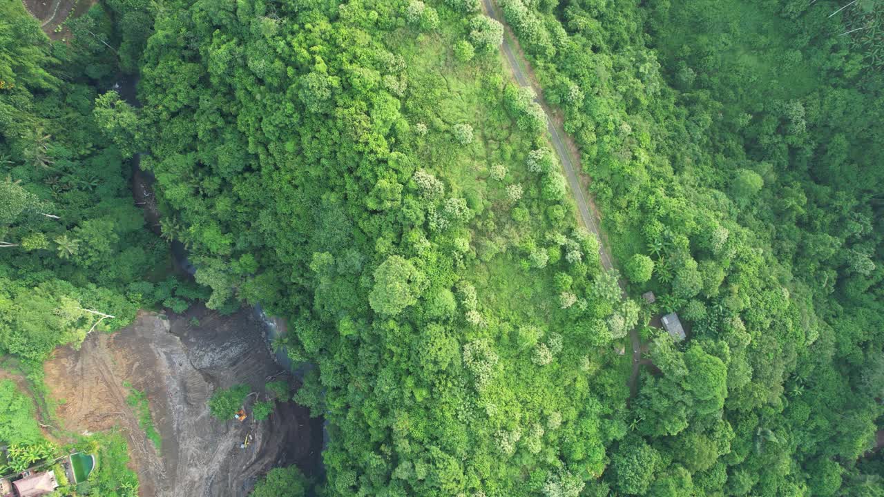 空中Campuhan Ridge步行乌布巴厘岛-郁郁葱葱，风景秀丽，以徒步旅行和横扫山顶的景色而闻名视频素材