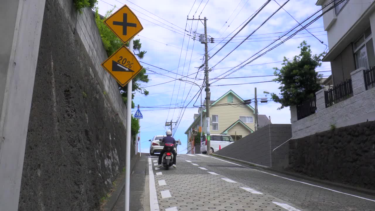 住宅区内的陡坡路(七谷坂)。日本横滨视频素材