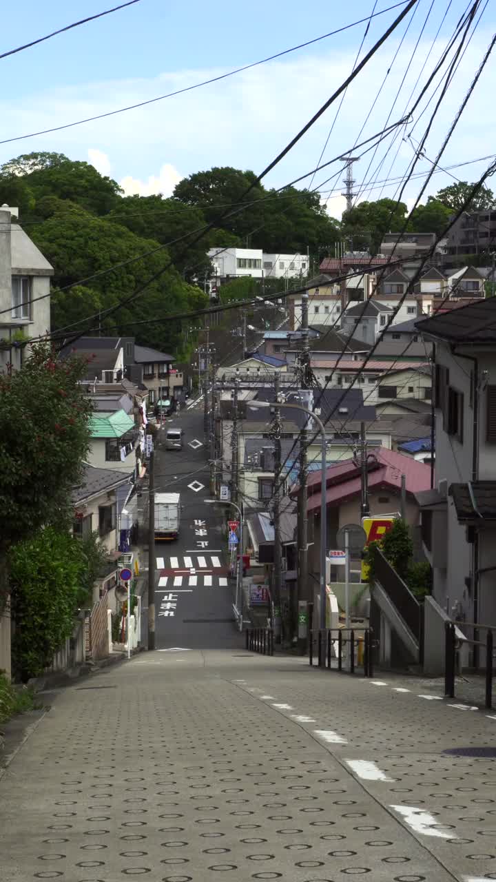 住宅区内的陡坡路(七谷坂)。日本横滨视频素材