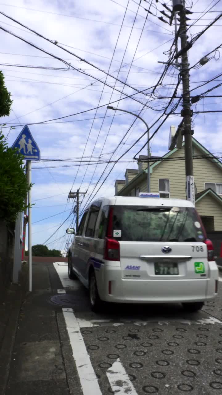 住宅区内的陡坡路(七谷坂)。日本横滨视频素材