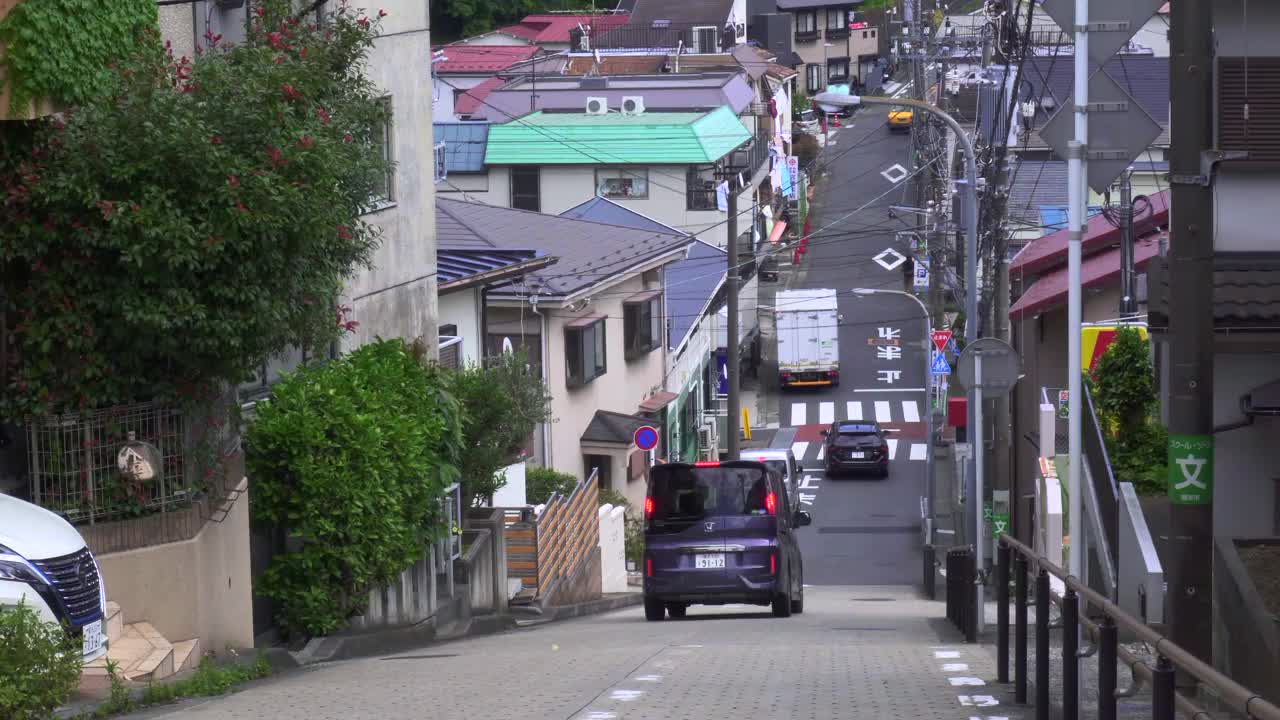 住宅区内的陡坡路(七谷坂)。日本横滨视频素材