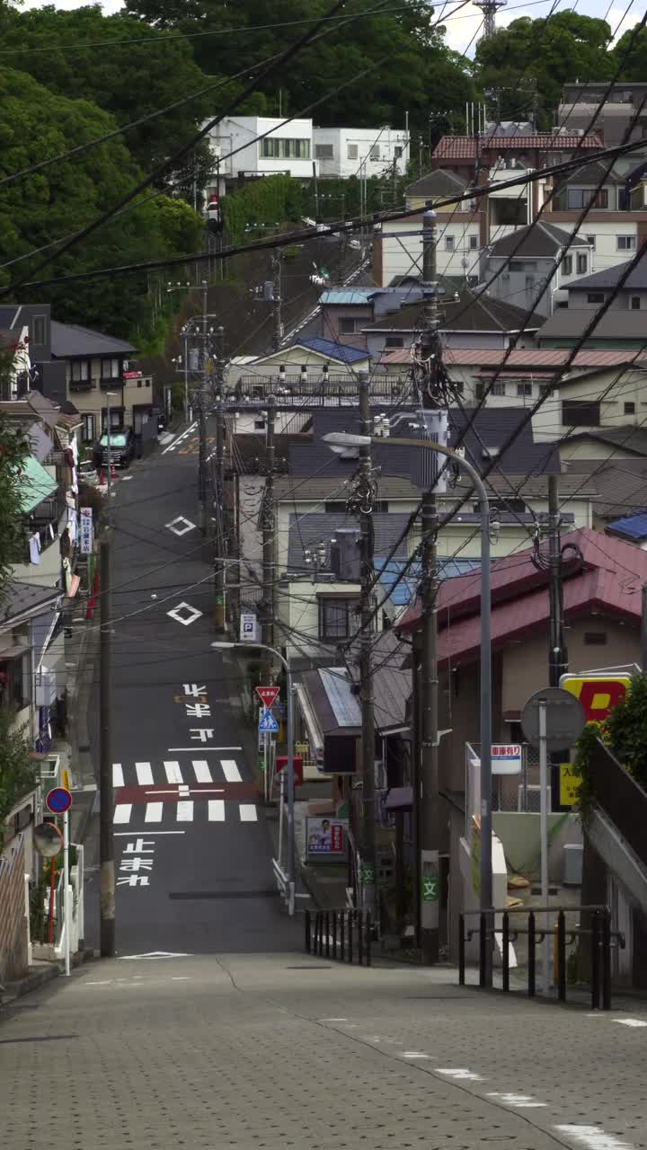 住宅区内的陡坡路(七谷坂)。日本横滨视频素材