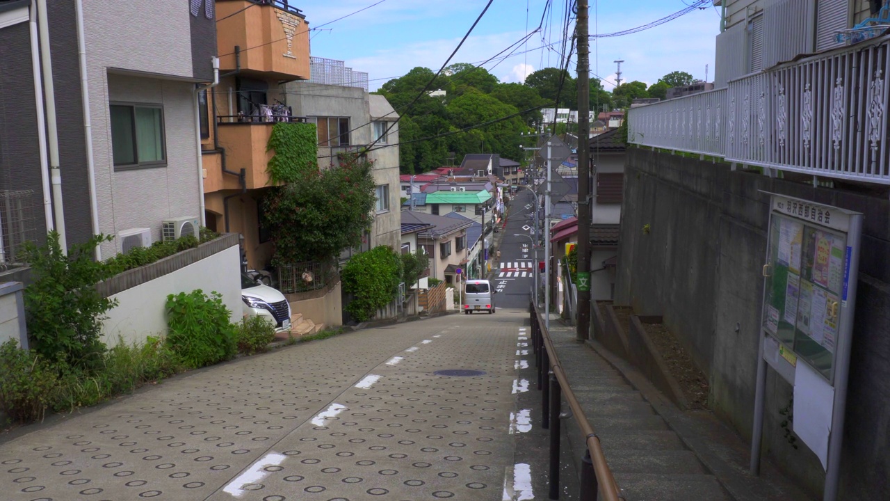 住宅区内的陡坡路(七谷坂)。日本横滨视频素材