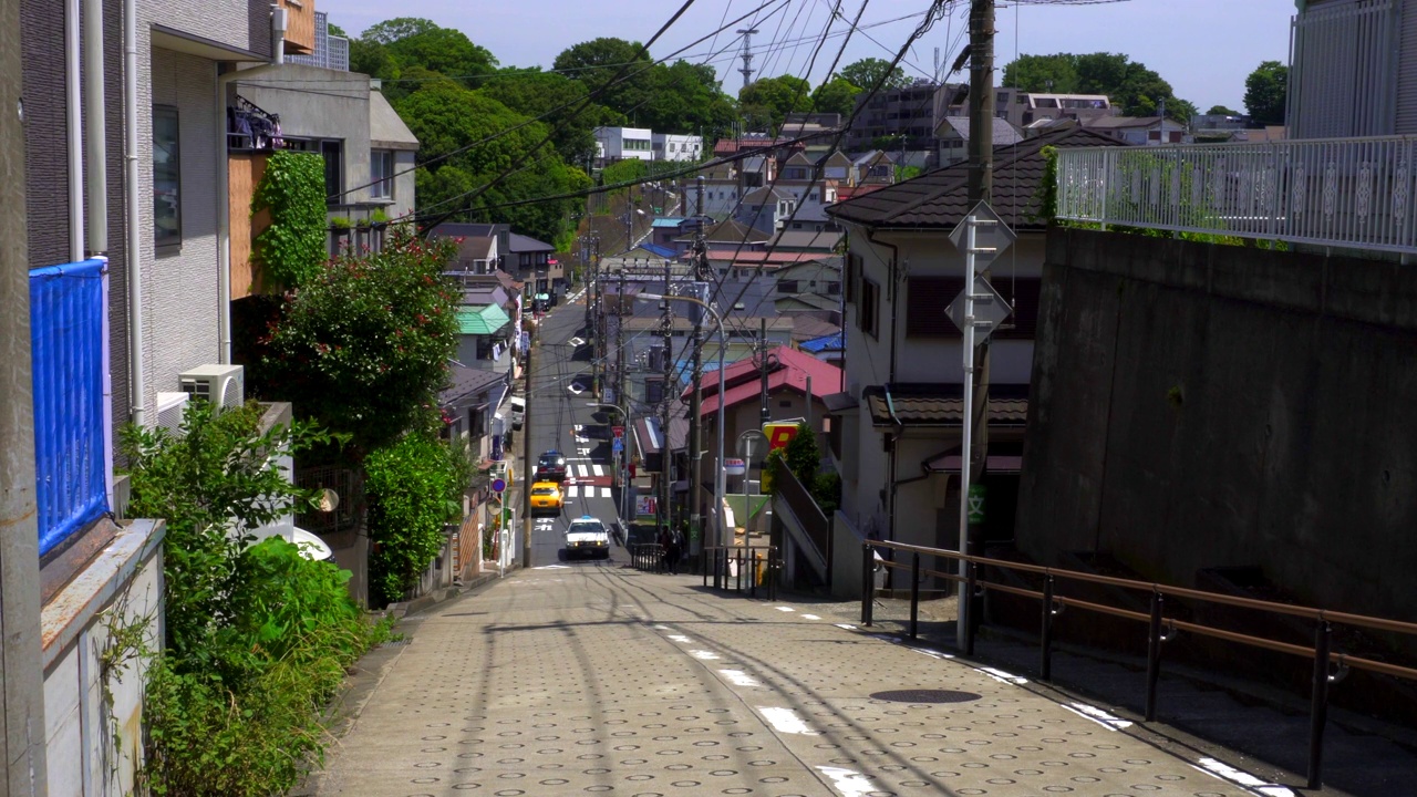 住宅区内的陡坡路(七谷坂)。日本横滨视频素材